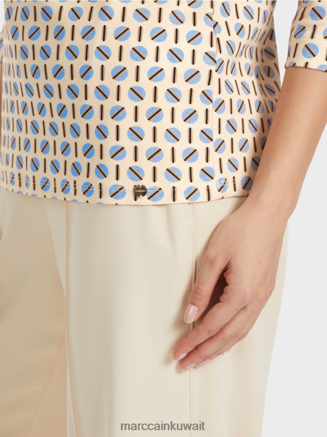 Marc Cain تي شيرت مع التصميم الجرافيكي LVN0D61280 ملابس كريم غامق