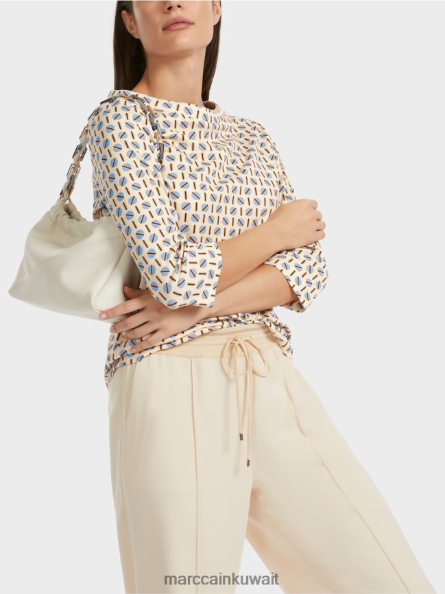 Marc Cain تي شيرت مع التصميم الجرافيكي LVN0D61280 ملابس كريم غامق