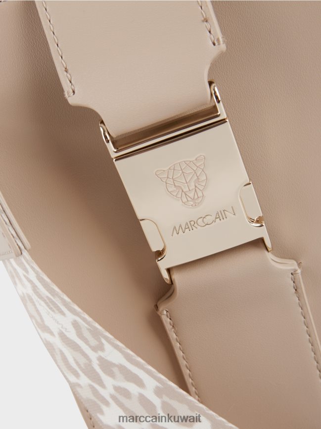 Marc Cain حقيبة كروس على شكل طولي LVN0D61493 ملحق الرمال المبيضة