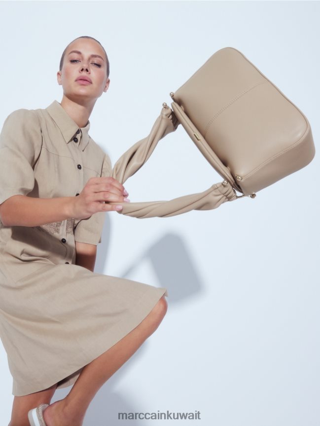 Marc Cain حقيبة كتف بمقبض ملتوي LVN0D61526 ملحق الرمال العميقة