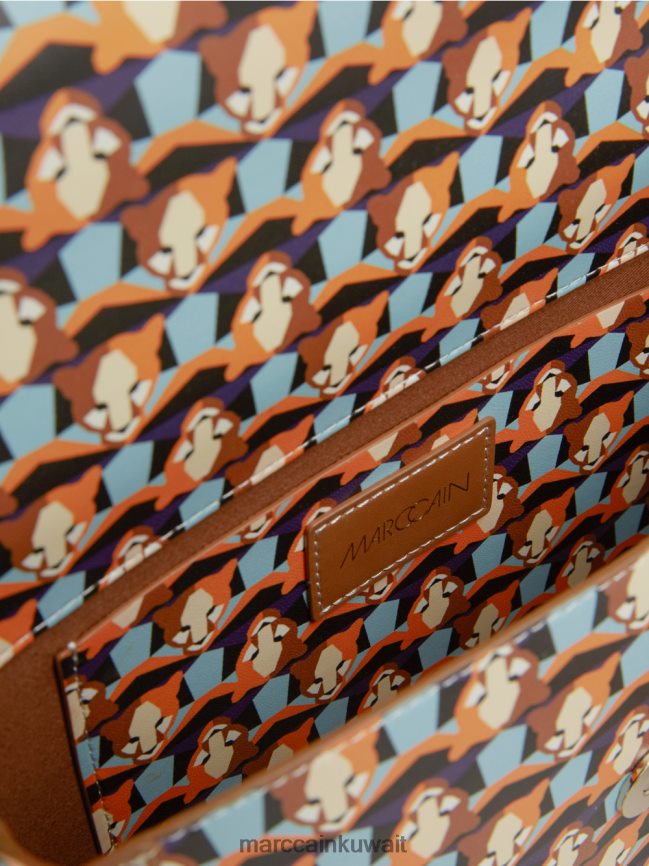 Marc Cain حقيبة كتف متكررة بنمط رأس النمر LVN0D61545 ملحق برتقالي واضح