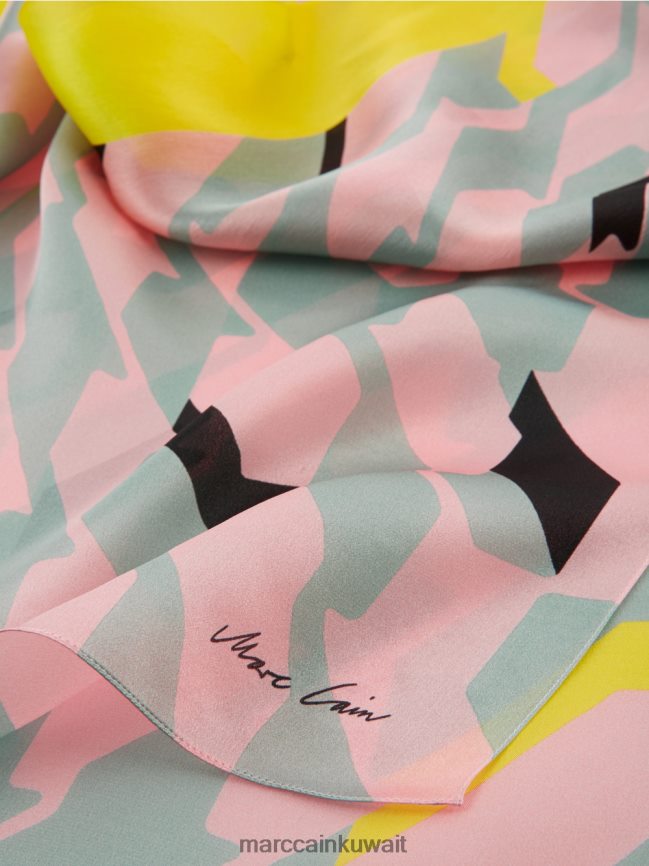 Marc Cain وشاح من الحرير مع التصميم الجرافيكي LVN0D61707 ملحق السماء الزرقاء الداكنة