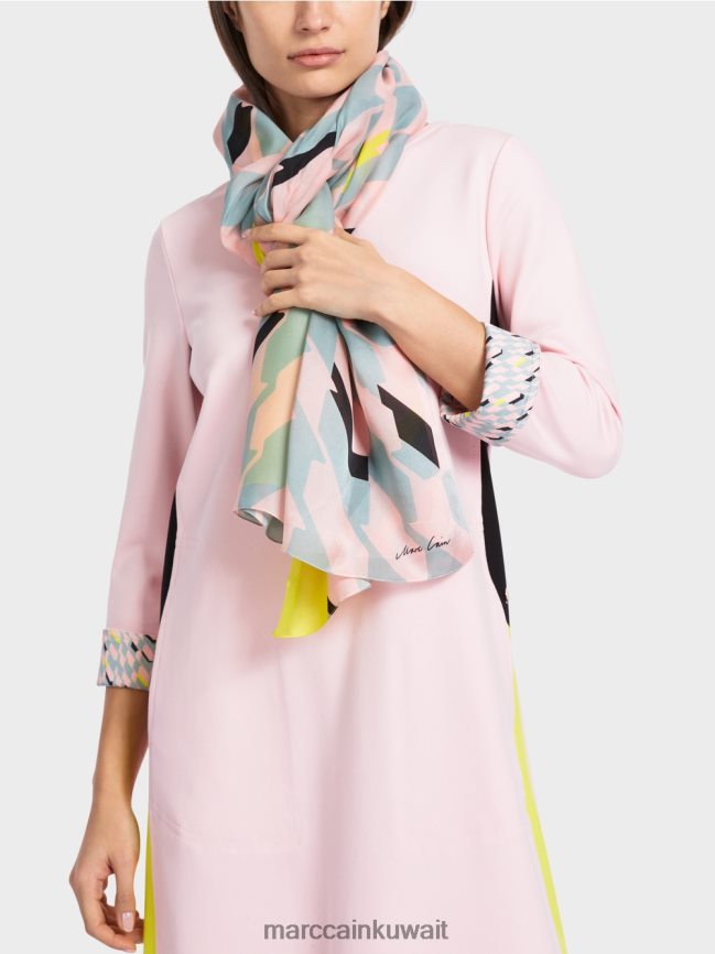 Marc Cain وشاح من الحرير مع التصميم الجرافيكي LVN0D61707 ملحق السماء الزرقاء الداكنة