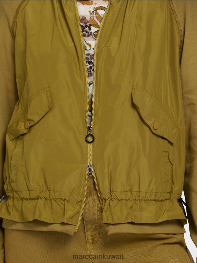 Marc Cain بلوزة ناعمة من القماش المضلع الناعم LVN0D6413 ملابس زيتون أصفر