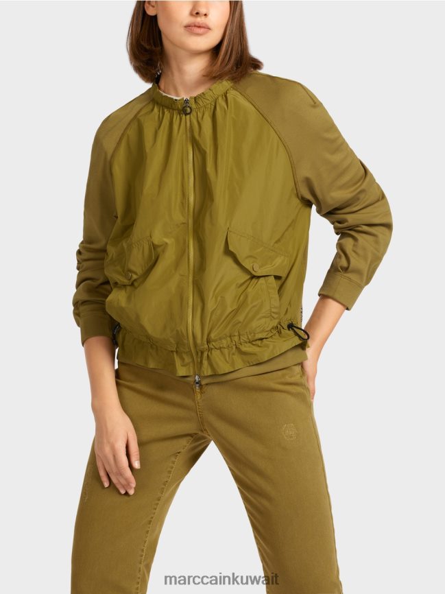 Marc Cain بلوزة ناعمة من القماش المضلع الناعم LVN0D6413 ملابس زيتون أصفر