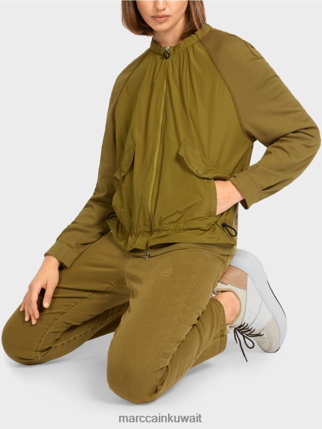 Marc Cain بلوزة ناعمة من القماش المضلع الناعم LVN0D6413 ملابس زيتون أصفر