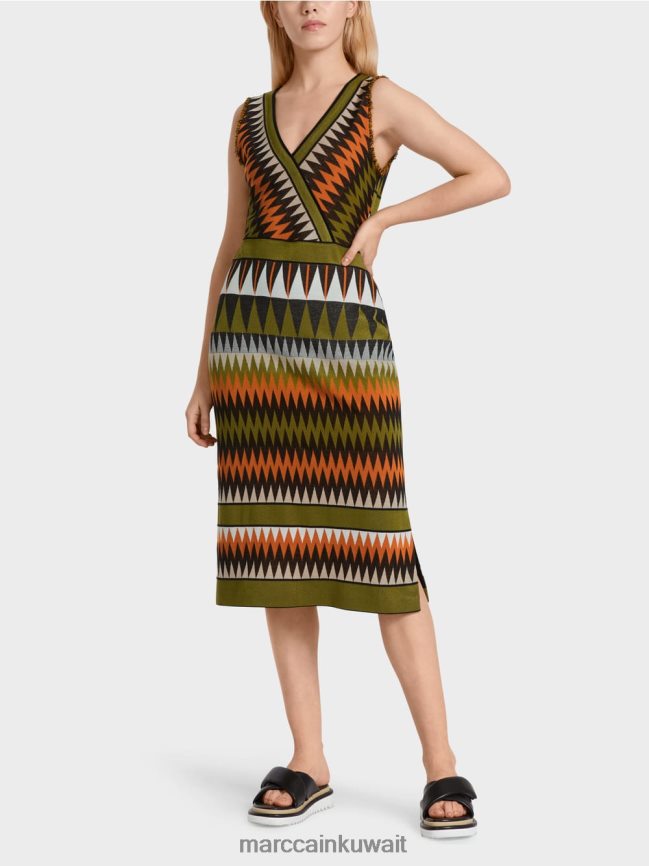 Marc Cain فستان محبوك "إعادة التفكير معًا". LVN0D695 ملابس زيتوني أخضر عميق