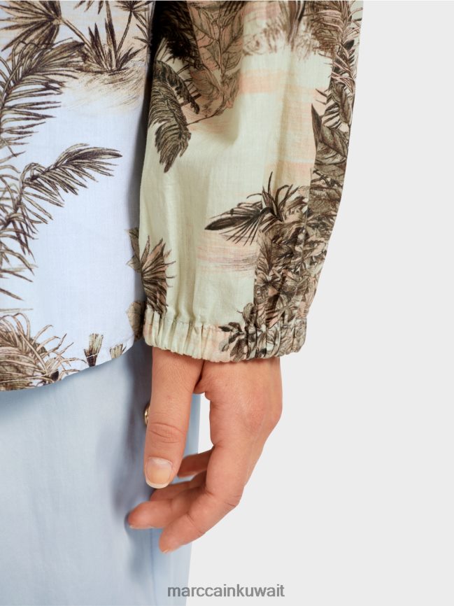 Marc Cain بلوزة ريجلان مع زخارف النخيل LVN0D6963 ملابس مسحوق أزرق فاتح