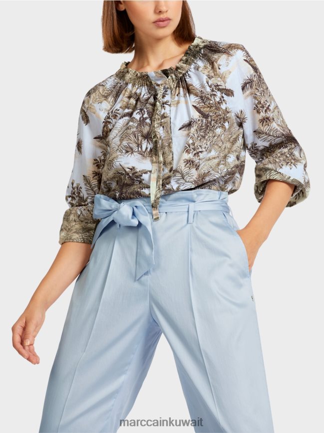 Marc Cain بلوزة ريجلان مع زخارف النخيل LVN0D6963 ملابس مسحوق أزرق فاتح