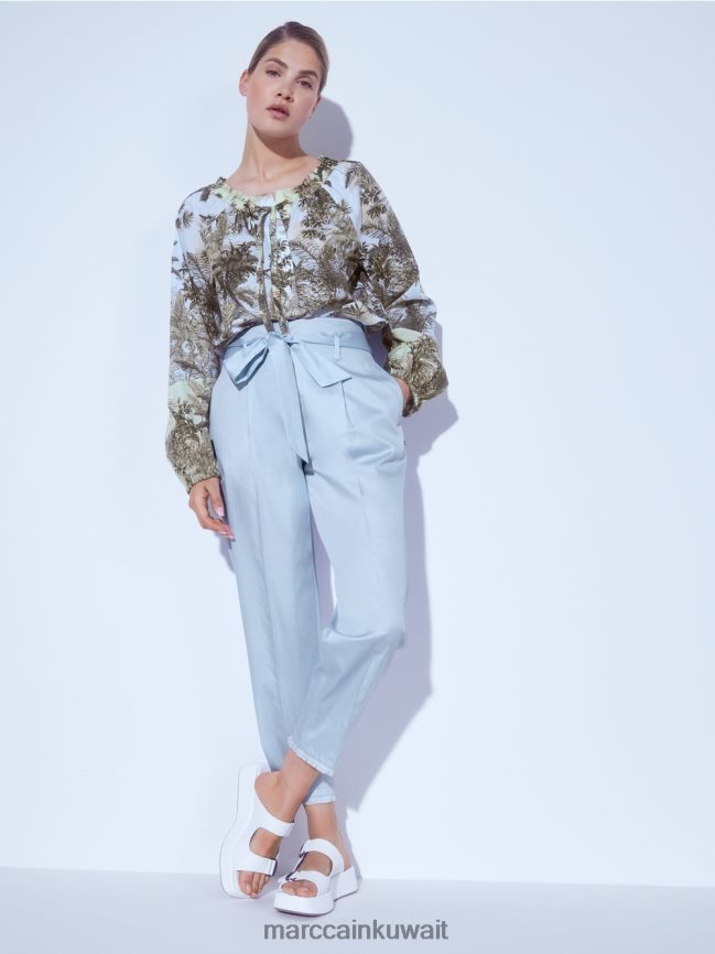 Marc Cain بلوزة ريجلان مع زخارف النخيل LVN0D6963 ملابس مسحوق أزرق فاتح