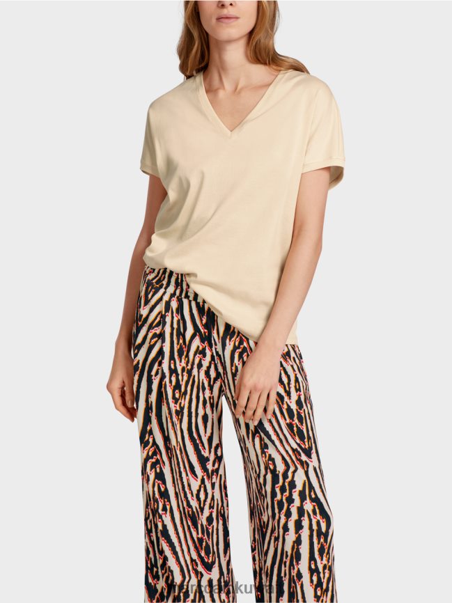 Marc Cain تي شيرت عادي بياقة على شكل حرف V LVN0D61374 ملابس كريمة